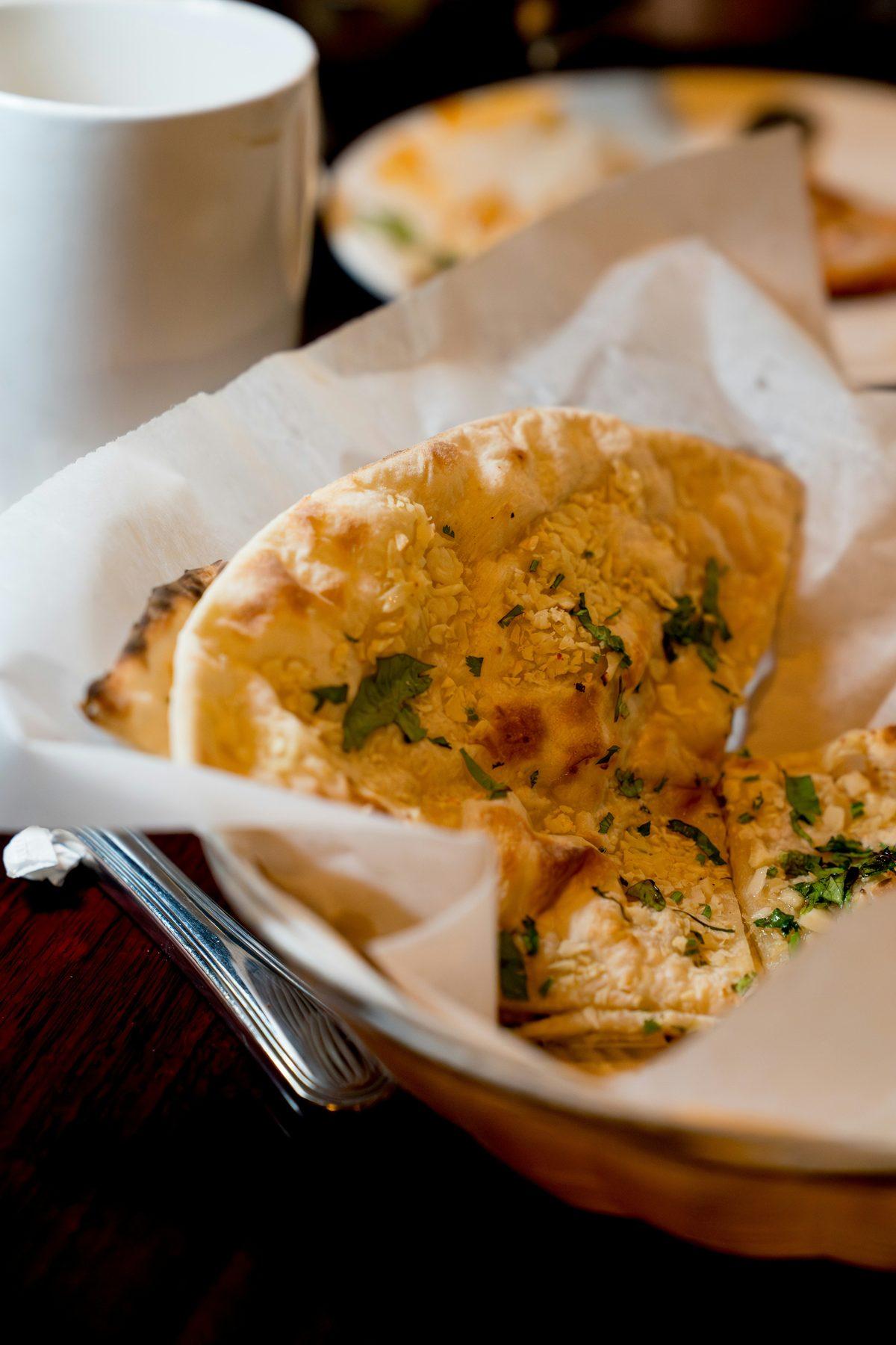 Naans à l’ail cuits minute